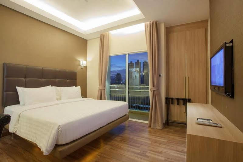 V Residence Serviced Apartment Bangkok Exterior foto